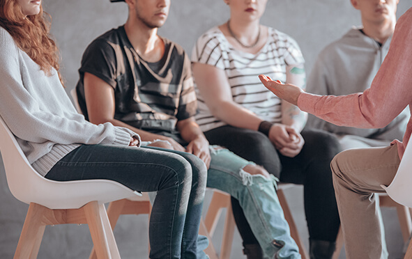Drogen Tipps und Hilfe: Eine Gruppe Jugendlicher sitzt im Kreis und spricht miteinander