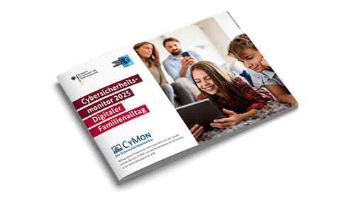 Produktbild: Cybersicherheitsmonitor 2025 - Digitaler Familienalltag Titelbild der Broschüre "Cybersicherheitsmonitor 2025 - Digitaler Familienalltag" mit einer Familie im Wohnzimmer. Zwei Kinder liegen lachend auf dem Teppich und schauen auf ein Tablet. Im Hintergrund sitzen die Eltern auf dem Sofa und nutzen Smartphones. Links das Logo des BSI, der Polizei und CyMon.