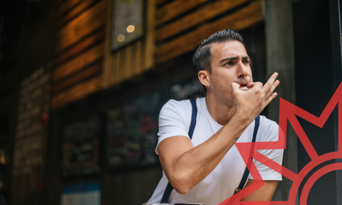 Catcalling Catcalling ist kein Kompliment: Mann pfeift einer Frau hinterher.
