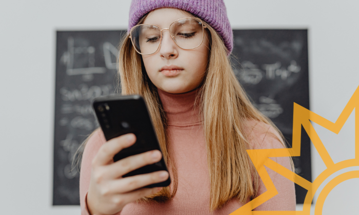 Rechte Gewalt in Online Communities Junges Mädchen wird Opfer rechter Gewalt in Online Communities.