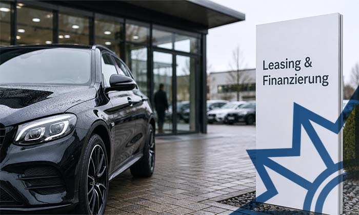 Leasingfahrzeug vor Autohaus Schwarzes Leasingfahrzeug vor modernem Autohaus neben einem Schild mit der Aufschrift „Leasing & Finanzierung“ als Symbolbild für betrügerische Fahrzeugfinanzierung und Autodiebstahl durch Unterschlagung.