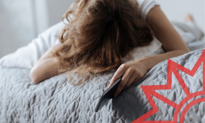 Sexueller Missbrauch an sedierten Personen Frau liegt bewusstlos auf dem Bett.