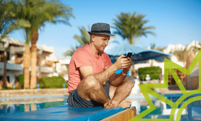 Wlan Hotspots sicher nutzen Mann surft im Urlaub sicher dank eines VPN.