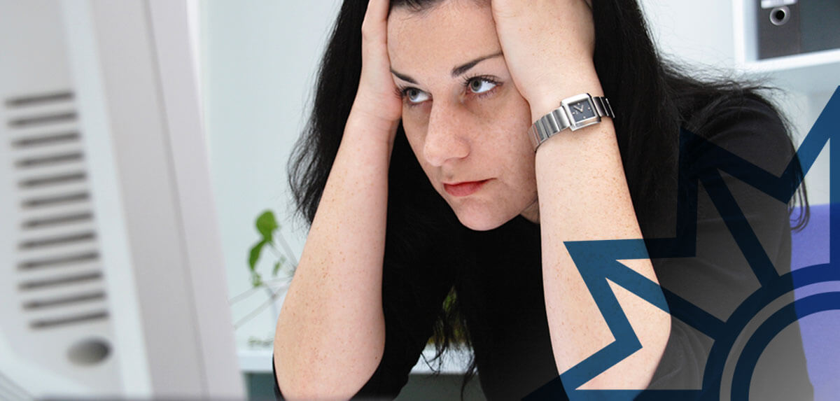 Betrug durch Scamming Verzweifelte Frau am Computer